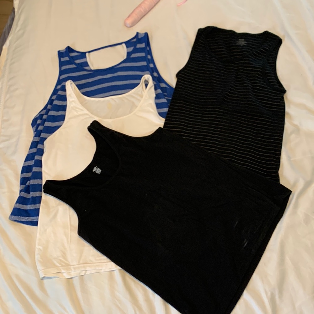 Lot of 4 Tank tops, size L.